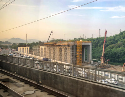 赣深高速铁路江西段轨道铺设完成